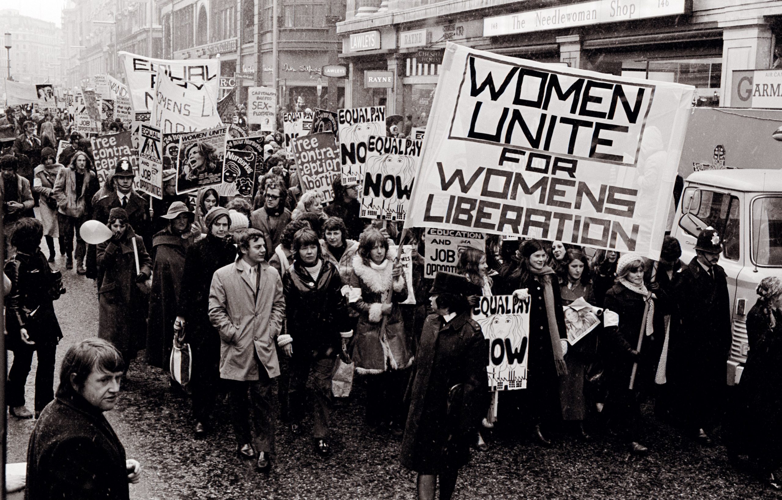 A Women’s Liberation march hits the streets
in London in 1971
