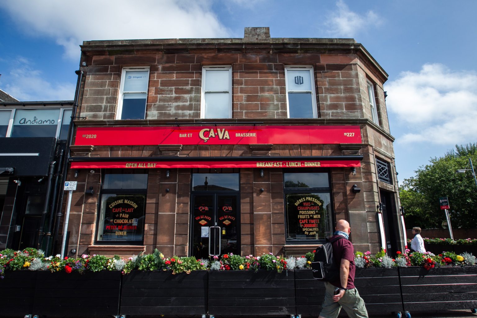 Coronavirus Eateries still busy despite a positive test in Giffnock
