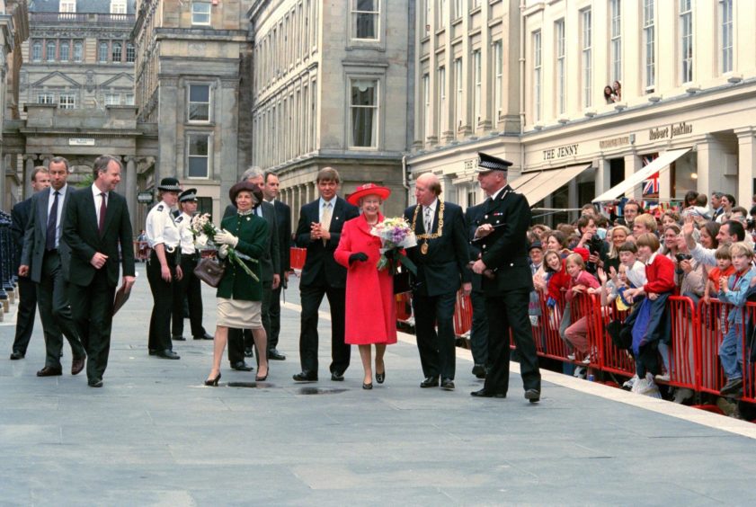 The Queen opening GoMA, 1996