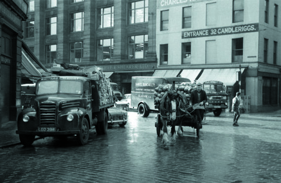 Horse lorry, Fruitmarket, Glasgow, 1965