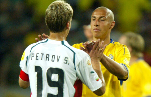 Stiliyan Petrov and Henrik Larsson greet each other after their clash at the 2004 Euros