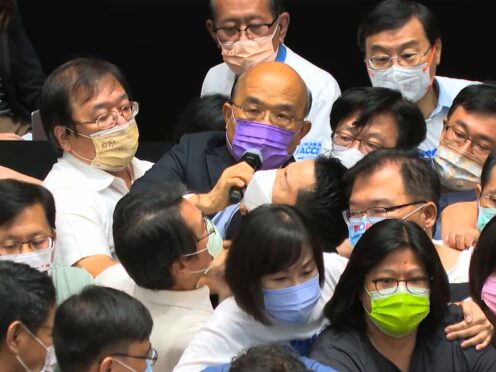 Premier Su Tseng-chang, in purple mask, tries to make a policy speech amid a scuffle between opposition Nationalist party and ruling Democratic Progressive Party lawmakers (EBC/AP)