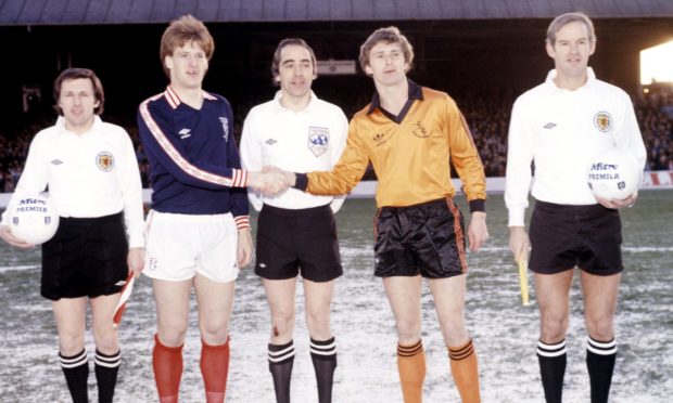 Dundee skipper Bobby Glennie (2nd left) shakes hands with opposite number Paul Hegarty.