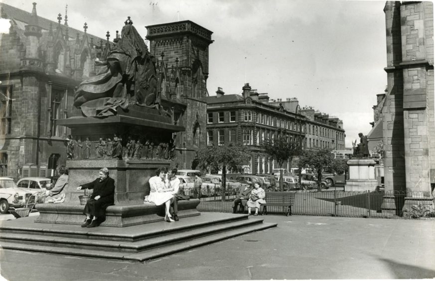 Queen Victoria's statue standing outside the McManus Galleries in 1960