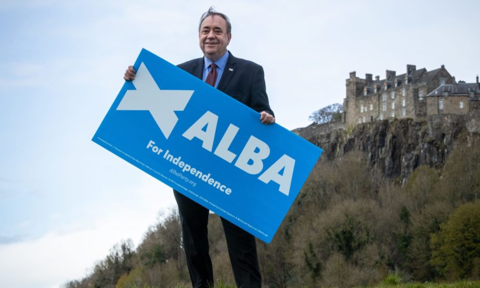 Alex Salmond holding an 'Alba For Independence' sign