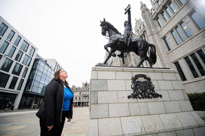 Fiona looking up at the city centre's Robert The Bruce statue. Picture by Wullie Mair.