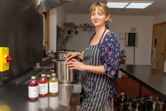 Hannah Taylor making kombucha