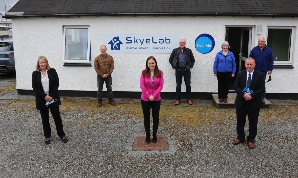 Back L-R: Campbell Grant (SkyeLab); Iain MacIvor (Lochalsh & Skye Housing Association); Anne Gillies (Raasay Community Council); Ronald MacDonald (SkyeLab). Front L-R: Mairi MacIvor (NHS Highland); Kate Forbes; Stewart MacPherson (HIE).