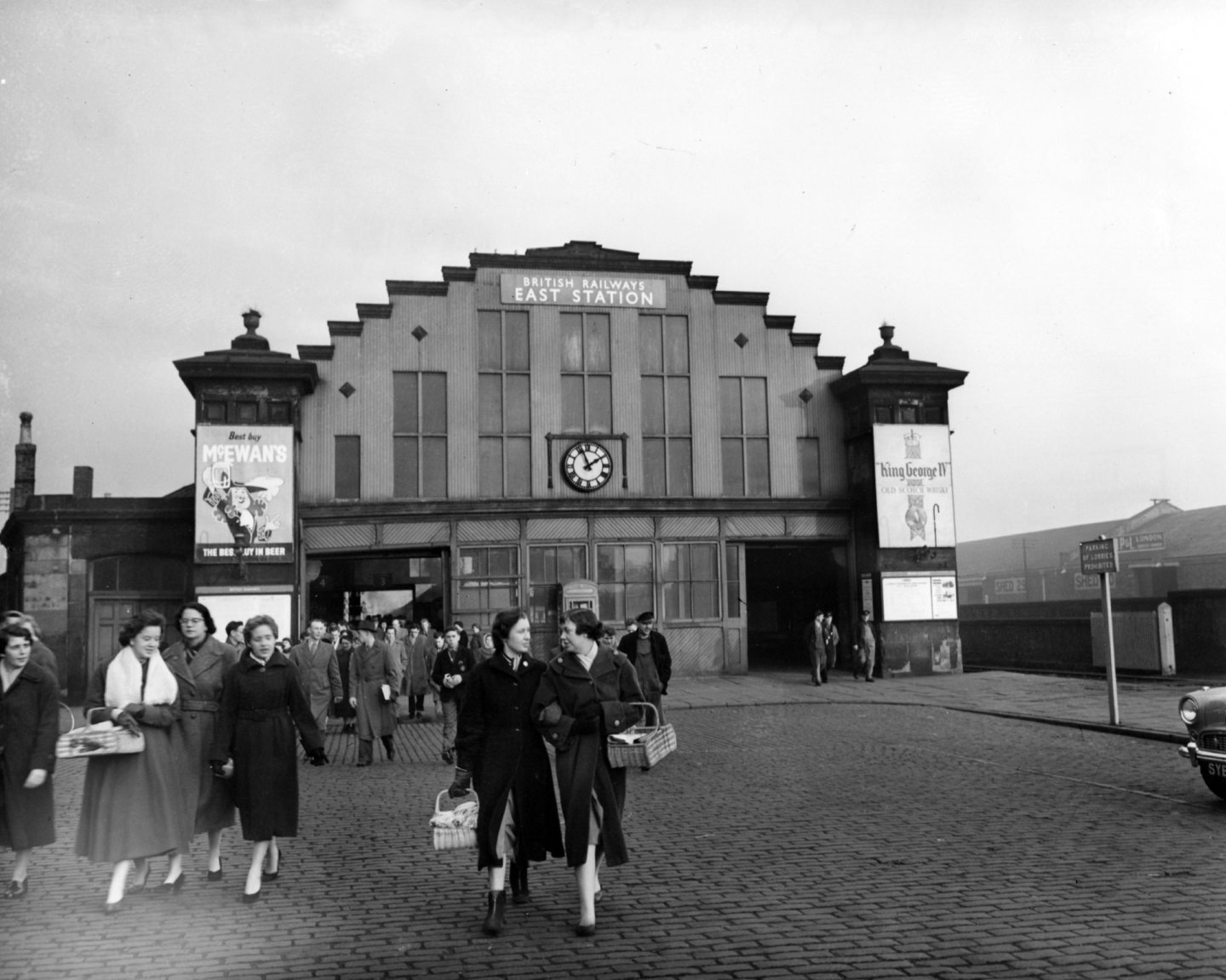 crowds leave Dundee East Station in 1958.