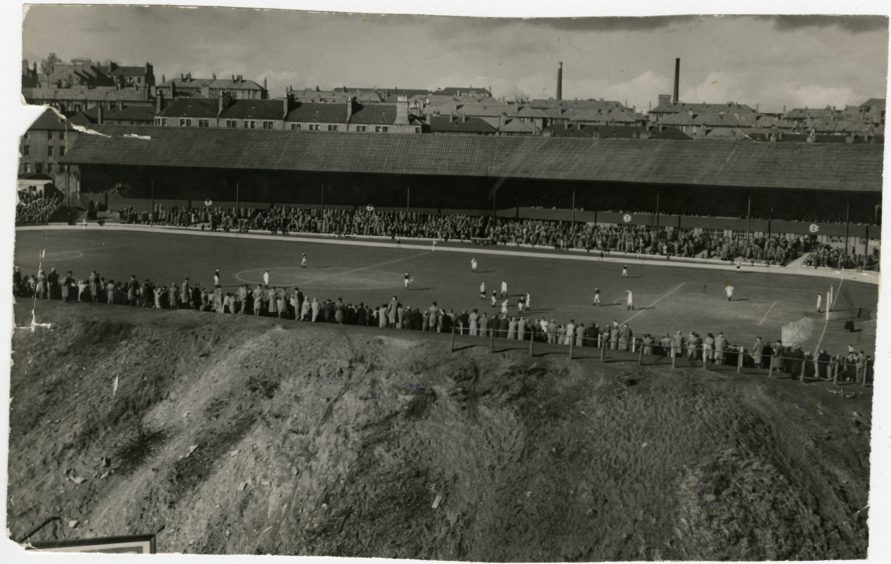 Une vue aérienne montre la foule regardant un match à Dens en mars 1952.