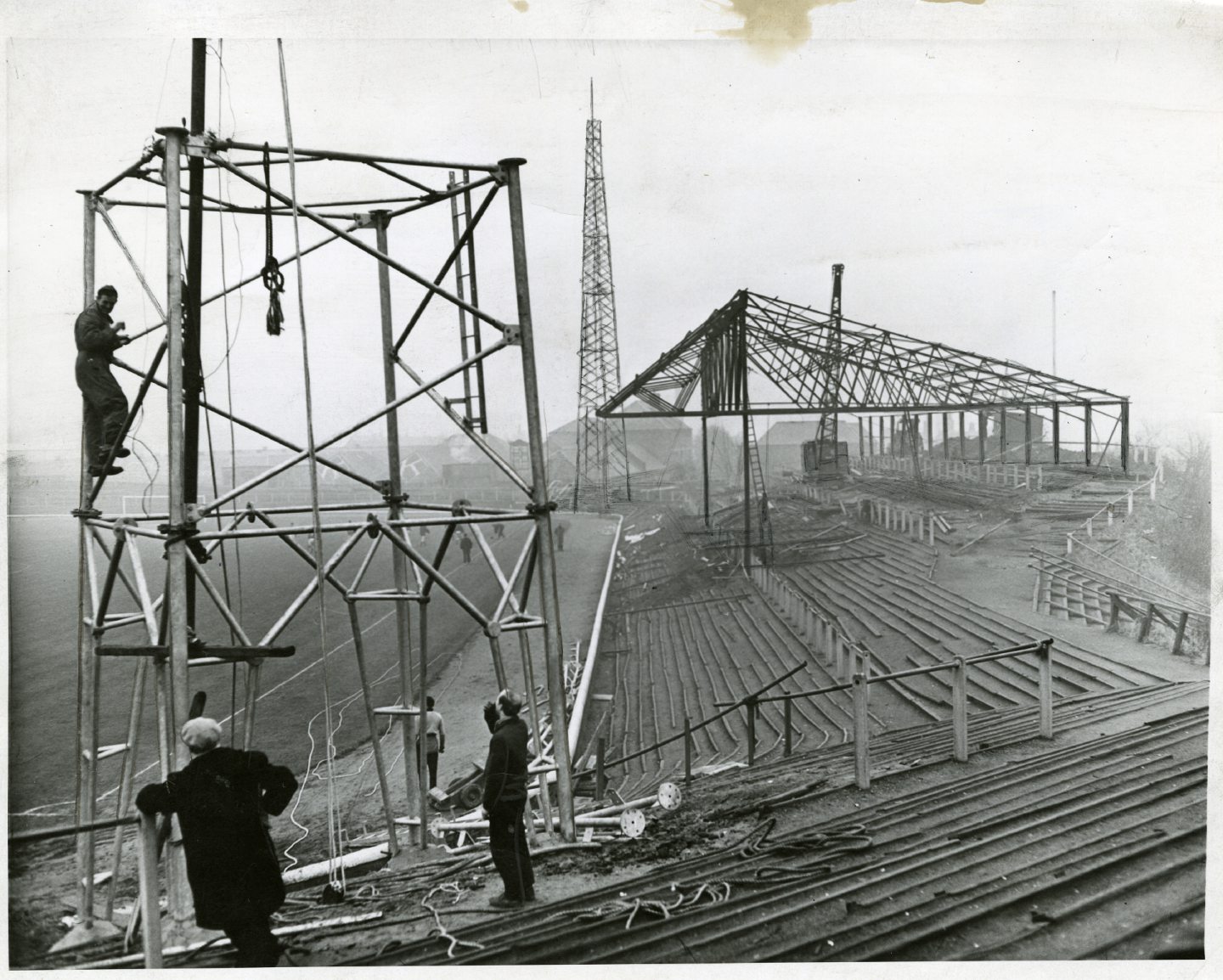 Des pylônes sont érigés au-dessus de Dens Park en décembre 1959.