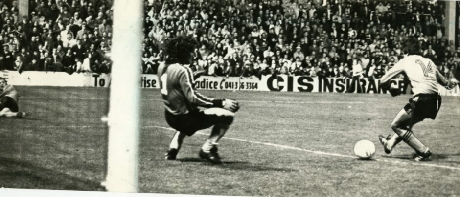 Ralph Milne scores the goal that put United through 6-4 on aggregate at Tannadice.