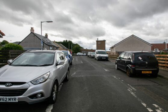 The road outside Denend Primary becomes congested with traffic.