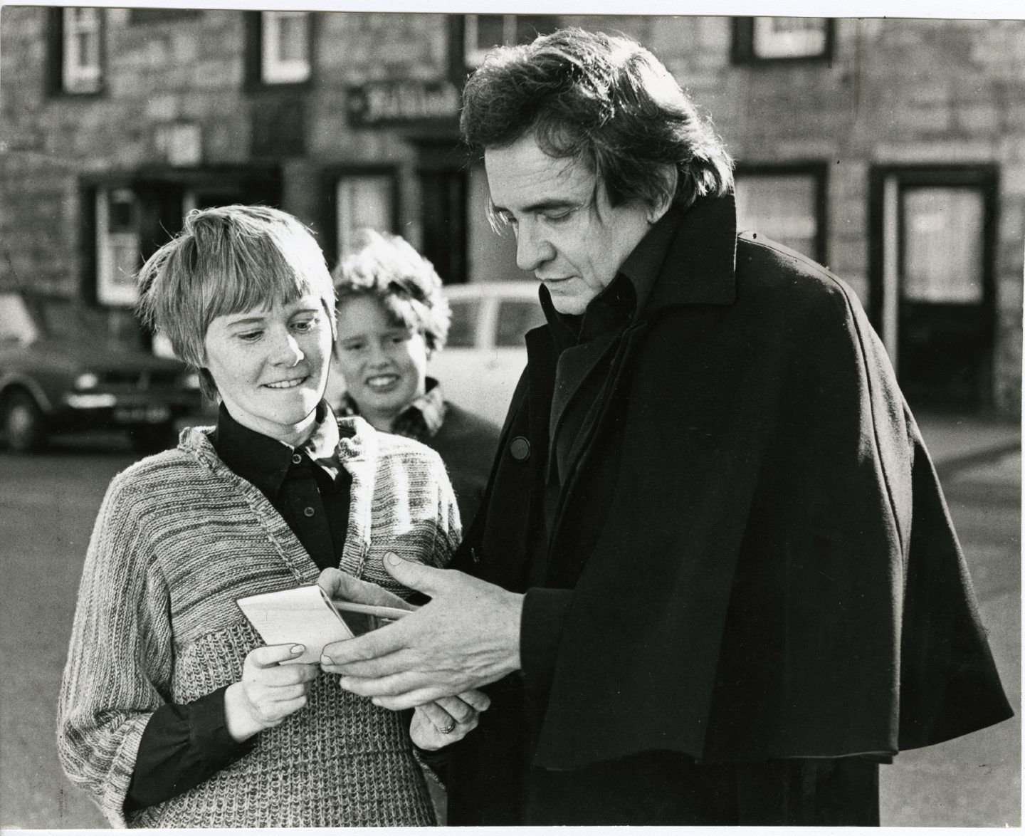 Johnny Cash signs an autograph for local Lillian Jenkins in Falkland during his time in Scotland.