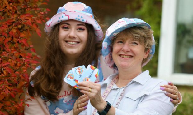 Megan and Liz Laing wearing Dilly Dream bucket hats.