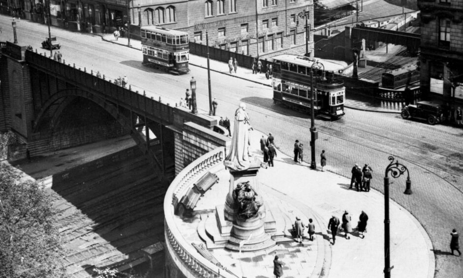 Trams on Union Bridge, Union Street, in Aberdeen. Photo by Aberdeen Journals, taken sometime before November 1941.