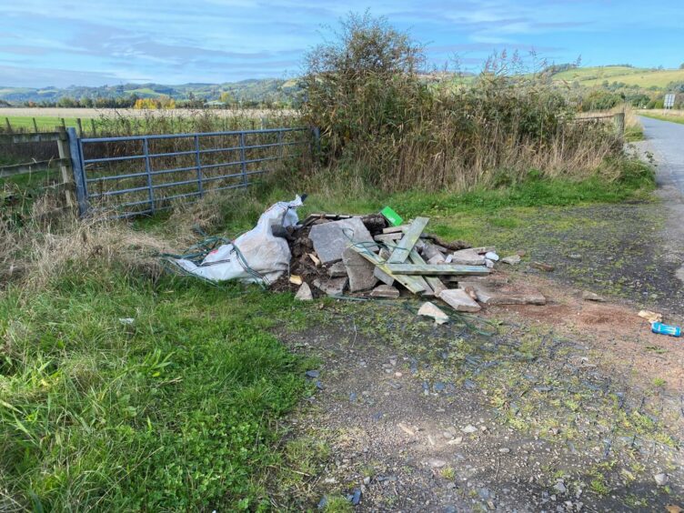 Fly tipping in Inchture