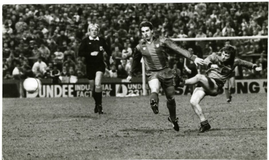 United player Paul Sturrock takes a shot against the Barcelona side in March 1987.