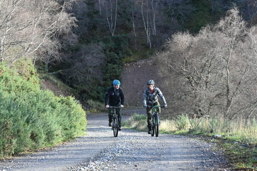 Two cyclists in Glen Avon