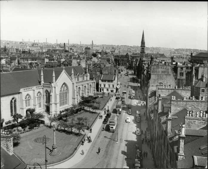 A black and white view of Nethergate and High Street, Dundee