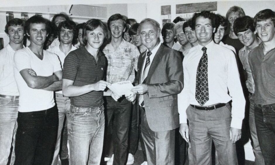 David Gordon, with manager Jim McLean and his Dundee United squad.