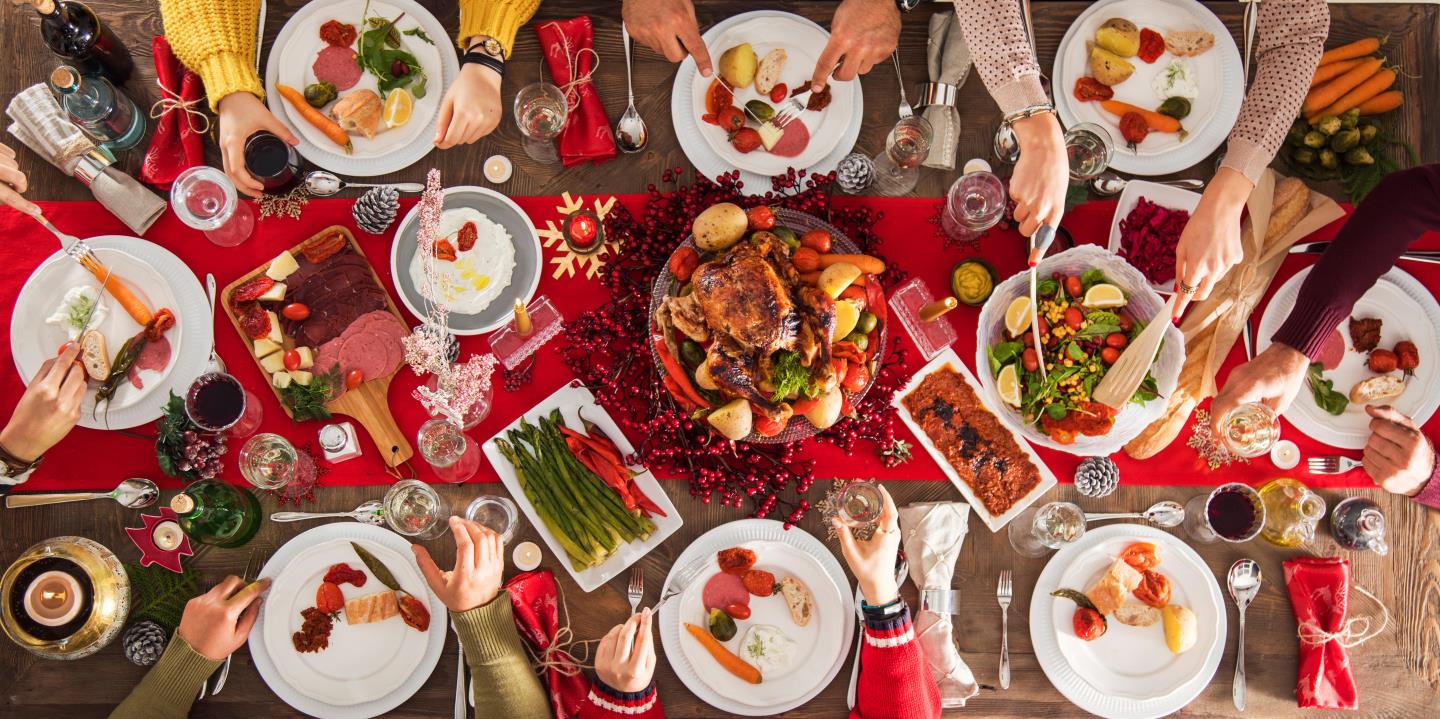 Une table festive avec de la nourriture et des décorations de Noël