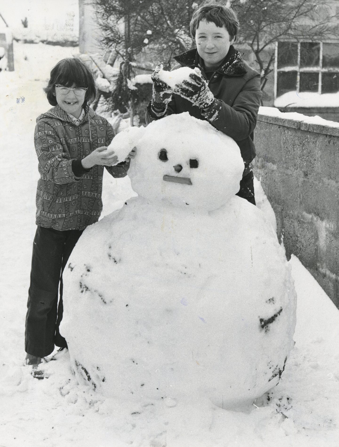 New Pitsligo youngsters Alison and Richard Michie build a giant snowman. Picture: DCT Media.