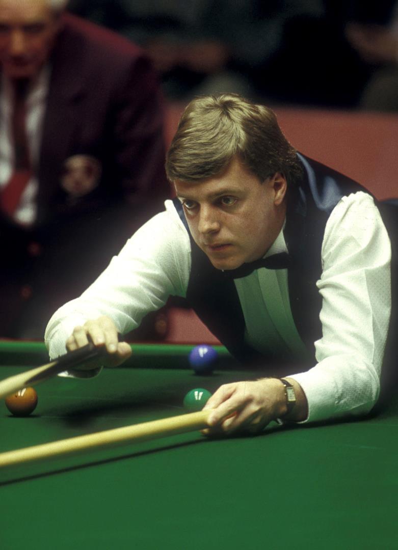 Mike Hallett playing snooker