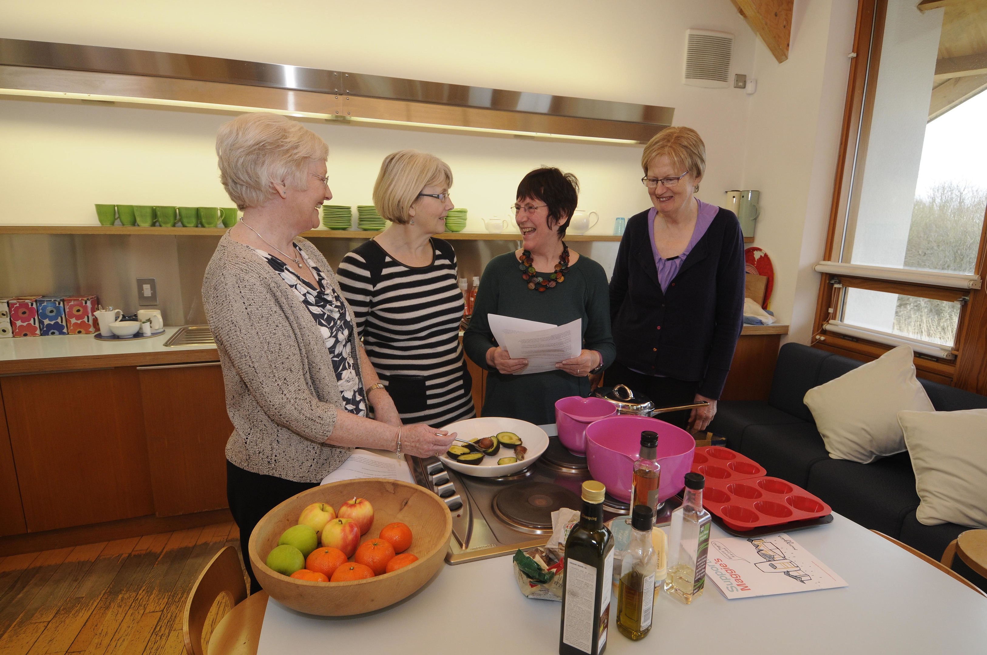 David Martin,Fotopress,Dundee
 Sue Anderson who offers nutrition advice at Dundee Maggies Centre.
PIC- Sue[3rd right] discusses recipes with Lto R. Kay Topen[Voloumnteer]Karen Mckinnon[staff],and Katherine Macnab[Visitor]