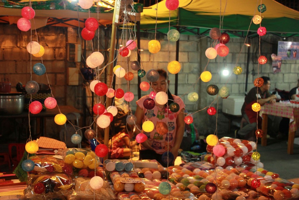 Photo of lanterns for sale at the weekend market.