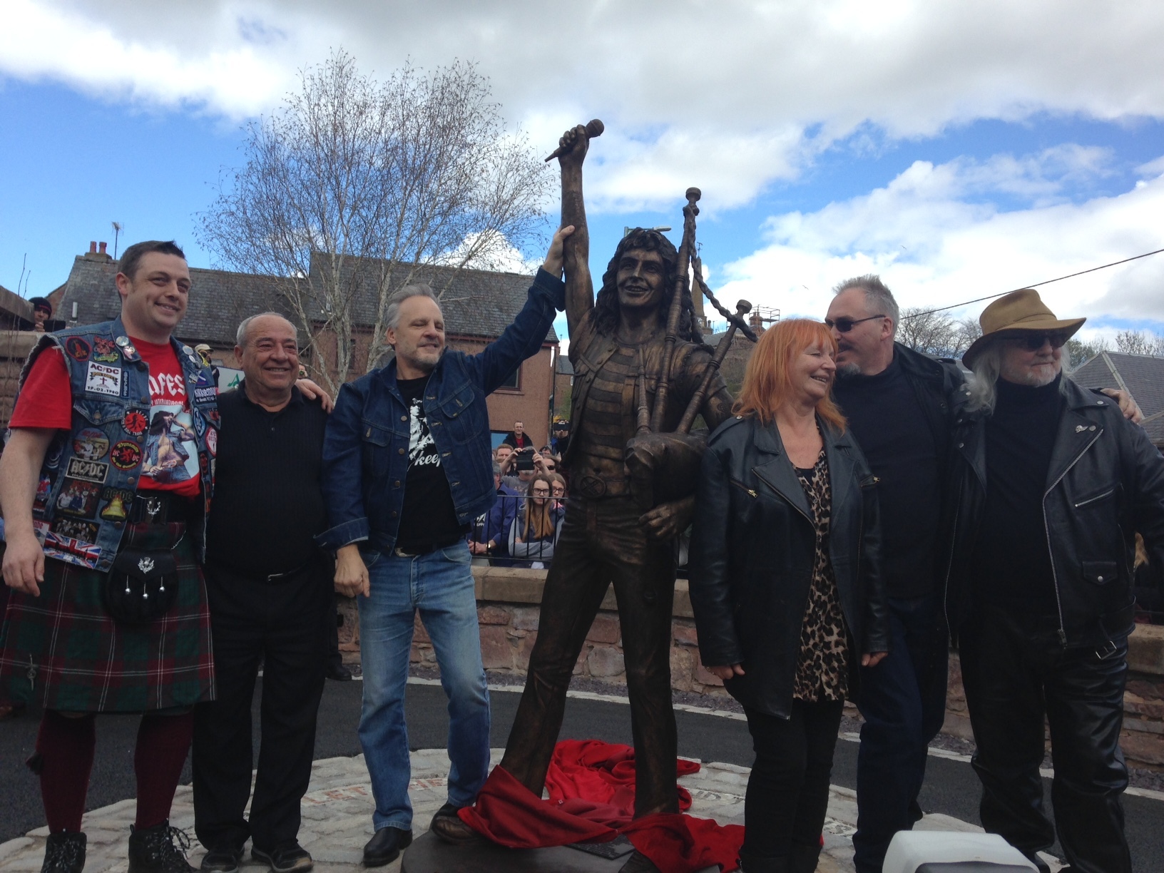 Former AC/DC bass player Mark Evans hails the unveiling of Kirrie rock hero Bon Scott with other VIP guests