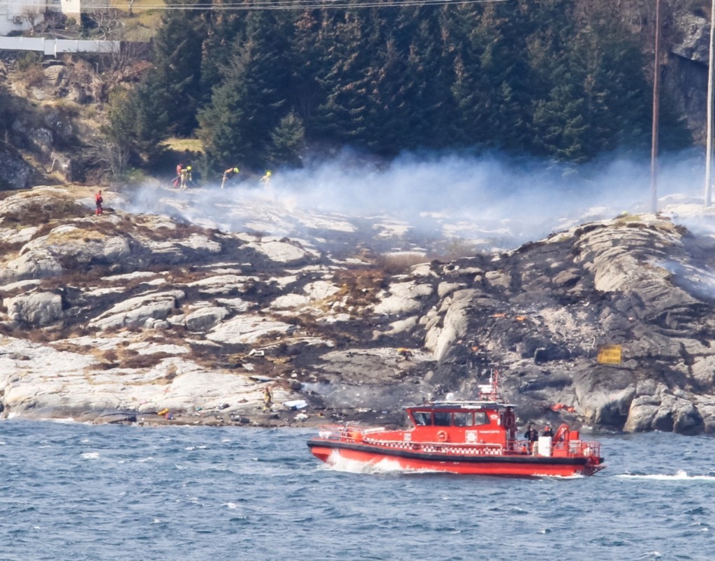 A search and rescue vessel patrols off the coast of the island of Turoey, near Bergen, Norway, as emergency workers attend the scene after a helicopter crashed believed to be have 13 people aboard, Friday April 29, 2016. A helicopter carrying around 13 people from an offshore oil field crashed Friday near the western Norwegian city of Bergen, police said. Many are feared dead. (Rune Nielsen / NTB scanpix via AP) NORWAY OUT