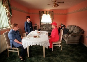 The Queen joined Susan McCarron and her ten-year-old son, James and Housing Manager Liz McGinniss for tea in their home in the Castlemilk.