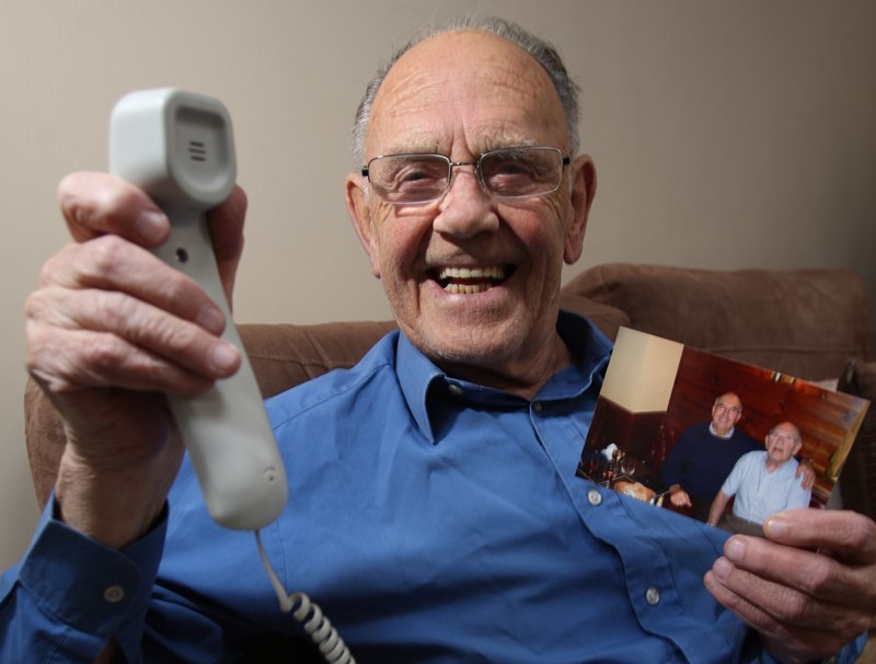 Kris Miller, Courier, 08/08/10, News. Picture today at home of Mr Leonard Adams, Long Lane, Broughty Ferry. Mr Adams has been in touch with his long lost brother. Pic shows Mr Adams with a picture of the two of them and his phone (as the two now keep in regular contact over the phone).