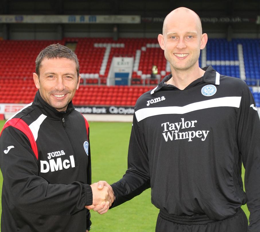 Kris Miller, Courier, 09/08/10, News. Picture today at McDiarmid Park, Perth. Pic shows Manager Derek McInnes with Peter Enckelman.