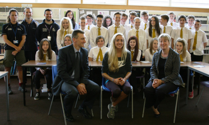 Eilish McColgan at Craigie High School with Nigel Holl, chief executive of scottishathletics, and Scottish Minister for Sport and Commonwealth Games Shona Robison.