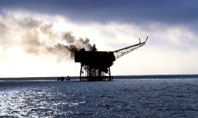 PA NEWS PHOTO 8/7/88  PIPER ALPHA OIL RIG ON FIRE ON THE COAST OF ABERDEEN IN THE NORTH SEA