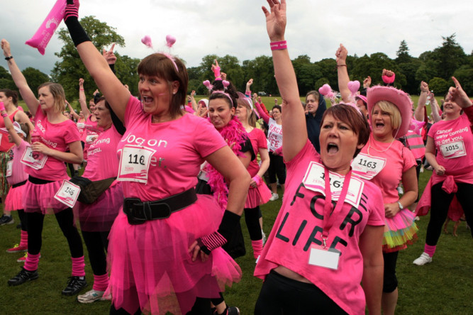 Thousands of women took part in the Race for Life in Dundee on Sunday. Almost 3,000 women turned out to defy cancer by joining in the 5k and 10k events around Camperdown Park to raise money for Cancer Research UKs pioneering work. Among the sea of women dressed in pink were many who have survived cancer themselves, or who participated in memory or celebration of loved ones. Daybreak star Lorraine Kelly was the guest of honour and she ran the 5k course.