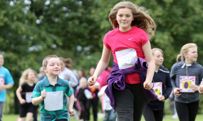 Pupils at Claypotts Castle Primary School and their families raised money for Research UK by walking around the school grounds.