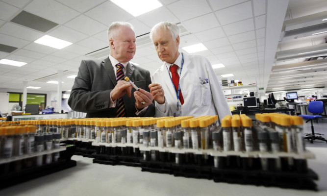 Health Secretary Alex Neil (left) talks to David Cunningham Senior Specialist BMS Biochemistry at the Southern General in Glasgow.