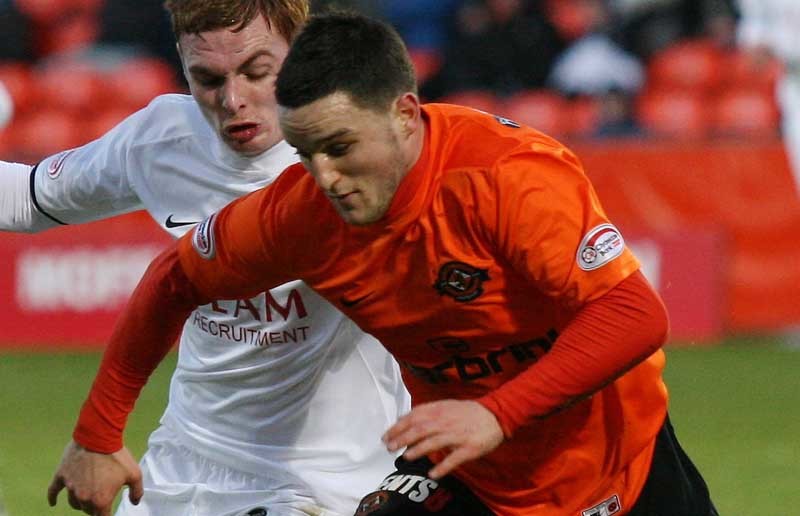 Football, Dundee United v Aberdeen.     United's Craig Conway and Aberdeen's Fraser Fyvie compete for the ball.
