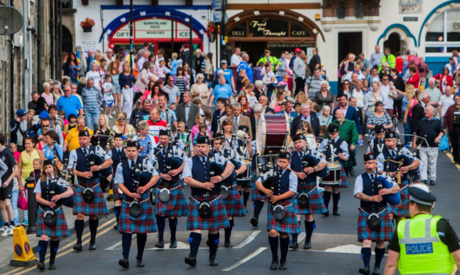 Burntisland & District Pipe Band lead the procession to the links.