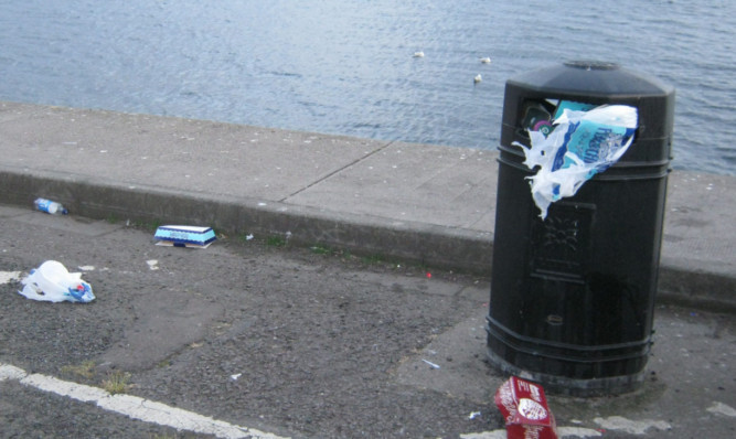 The Beachwatch group's photo of an overflowing bin at Broughty Ferry.