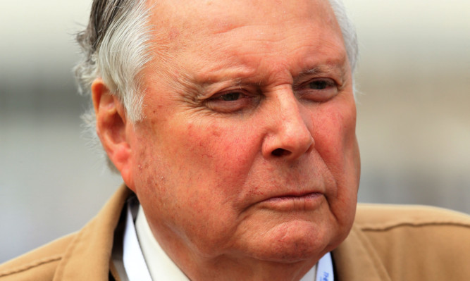 Presenter and commentator Peter Alliss will host a golf fundraiser at the Old Course Hotel.