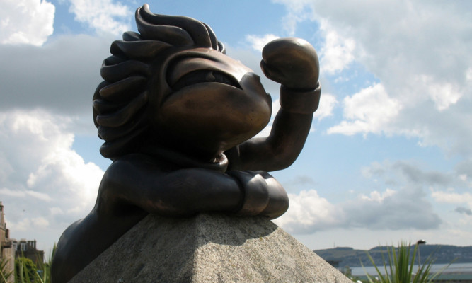 Bronze sculpture of a lemming, from the video game, looking out across the river Tay from its vantage point in Dundee.