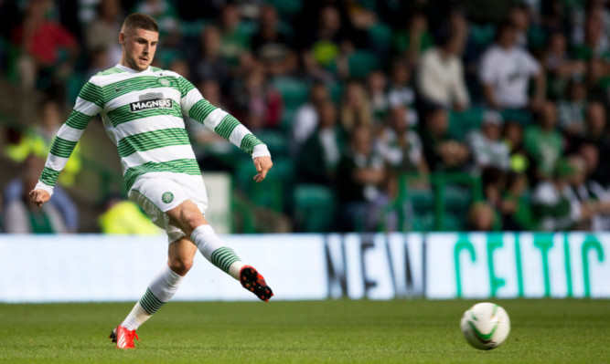 Gary Hooper has completed his move to Norwich.