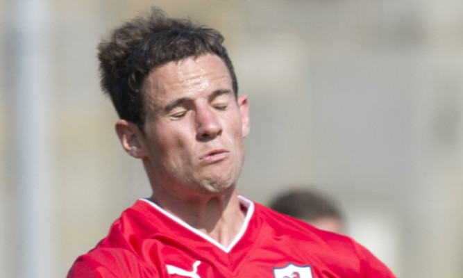 Kevin Moon in action for Raith Rovers.