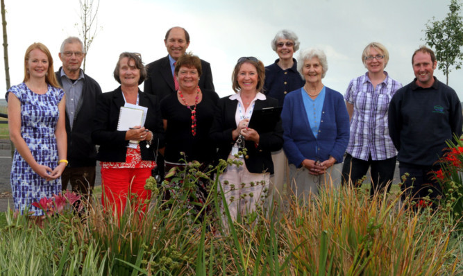 Members of the Broughty in Bloom committee with judges Lorna Mutch and Kate Stevenson.