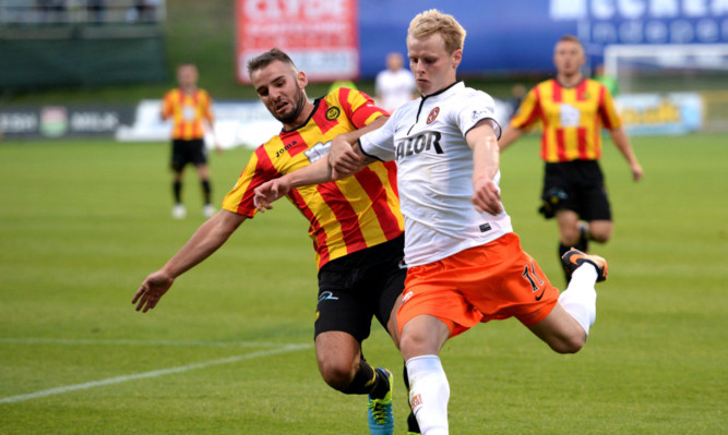 Dundee United's Gary Mackay-Steven (right) holds off Sean Welsh.