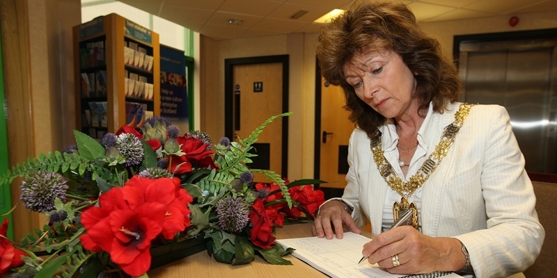 Kris Miller, Courier, 28/07/11. Picture today at Fife House, Glenrothes shows Fife Provost Frances Melville signing a book of condolence which has been opened for Norwegian victims of shooting.